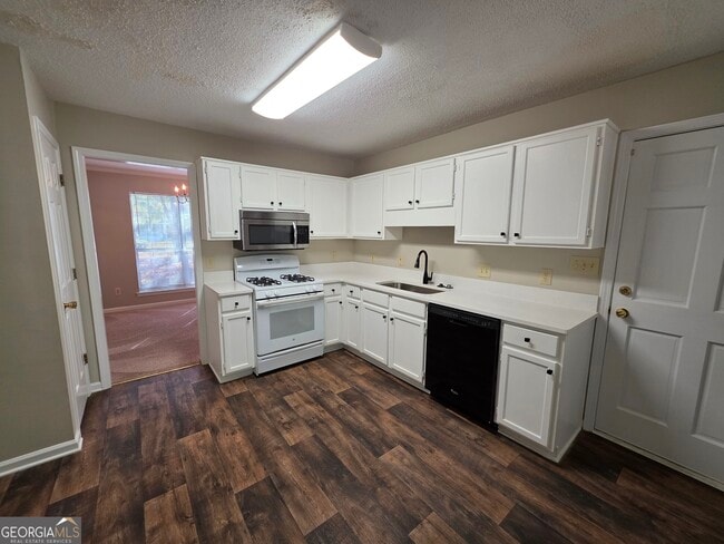 Photo - 302 Henley Way