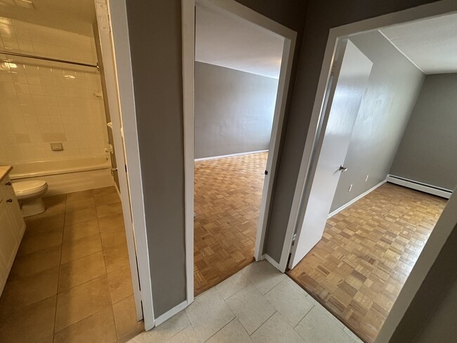 Photo - 1061 Queen's Blvd Unité 207