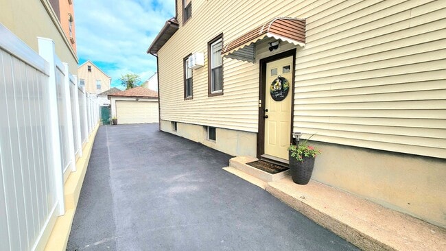 Private Entrance - 11 Banta Ave Unidad 1