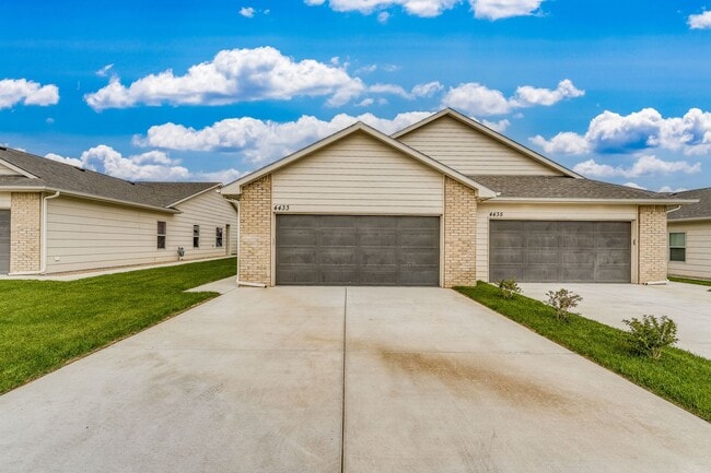 Building Photo - Northgate-Molly Plan Rental