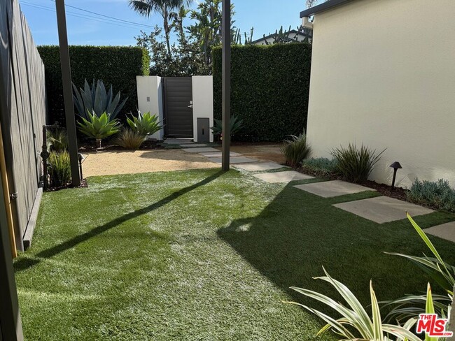 Photo - 907 Burrell St