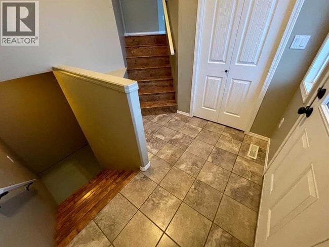 Photo - 4818-4818 18 St