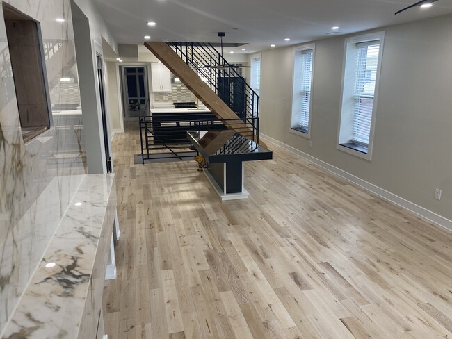 Building Photo - 1649 S 17th St Unit 2nd-3rd floor