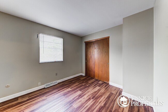 Photo - 2139 Summit St