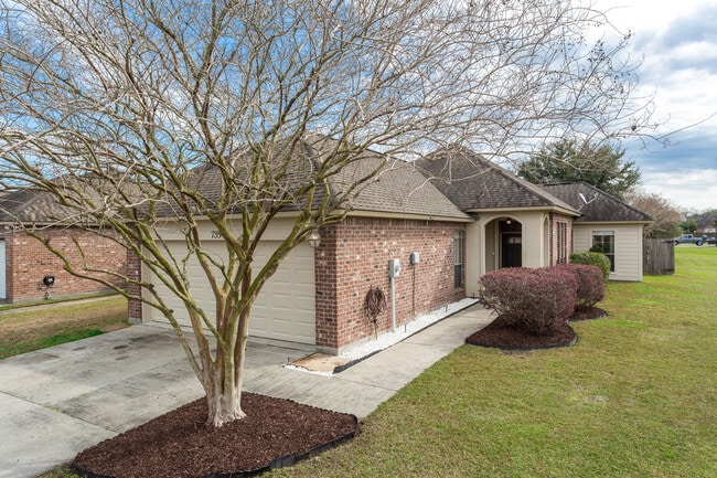 Building Photo - 735 Fall Creek Dr