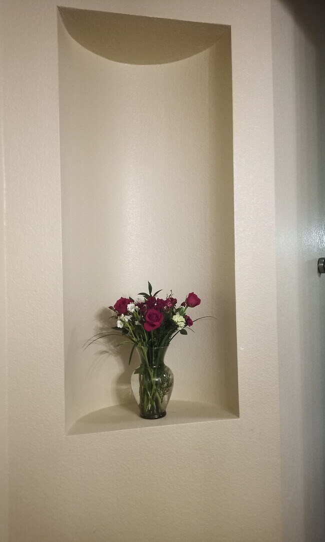 Showcase decor - 1505 Fairfield Ct