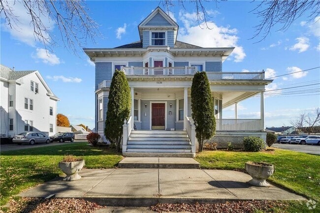 Building Photo - 1536 Cranston St Unit 3 Rental