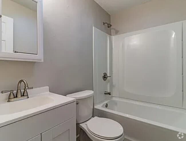 Building Photo - 1501 Queens Way Unit A Rental