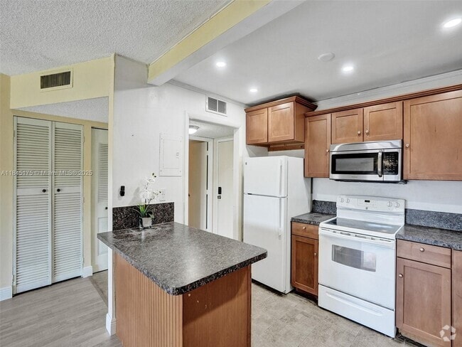 Building Photo - 4152 Inverrary Dr Unit 206 Rental