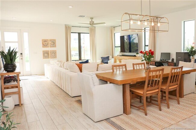 Photo - 950 SW Pr Ave