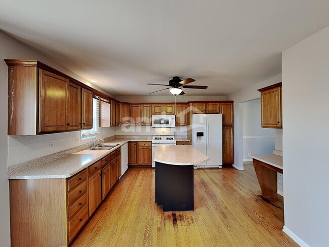 Photo - 411 Dover Ct N