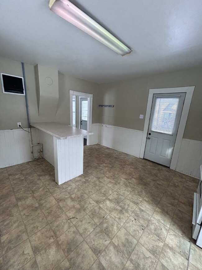 Photo - Available JUNE 1st: 4 bed 1 bath close to ... Apartment