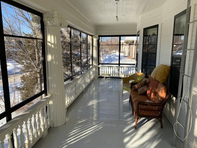 Porche - 2545 Pillsbury Ave S Unidad 2545