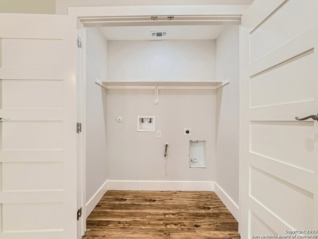 Photo - 839 Oasis St