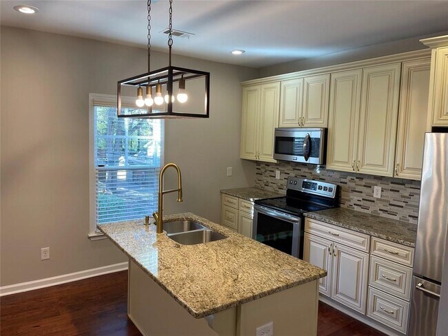 Photo - 3544 College St