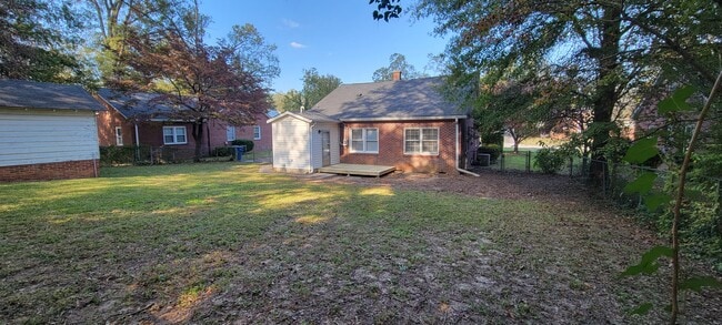 Patio trasero cercado con terraza - 1106 Highside St