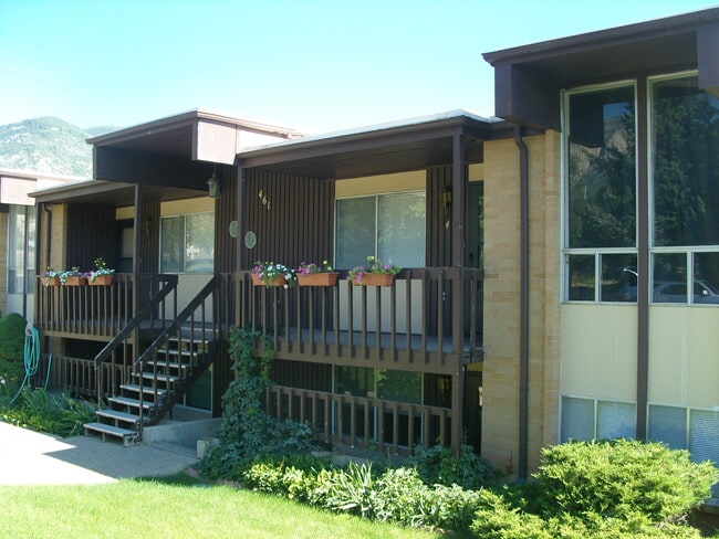 Building Photo - 461 E 2650 N Unit Apartment #4