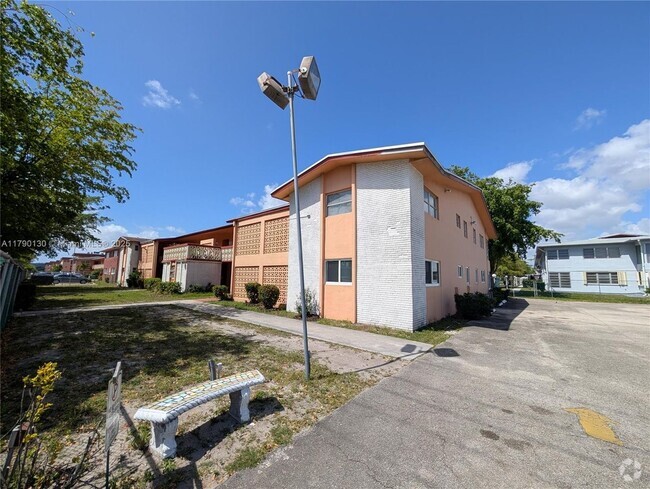Building Photo - 19080 NE 3rd Ct Unit 311-311 Rental