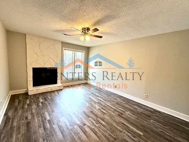 Building Photo - Beautifully Updated Condo Available Now! Unit E