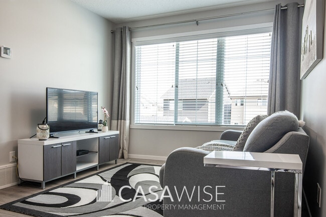 Photo - 3073 Coughlan Ln SW