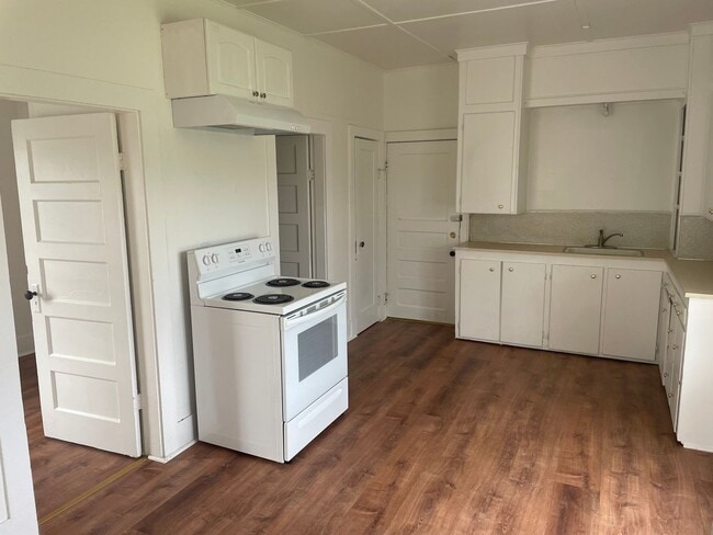 Photo - Cozy one bedroom with den and 1 car garage. Nicely located right in the middle of town.