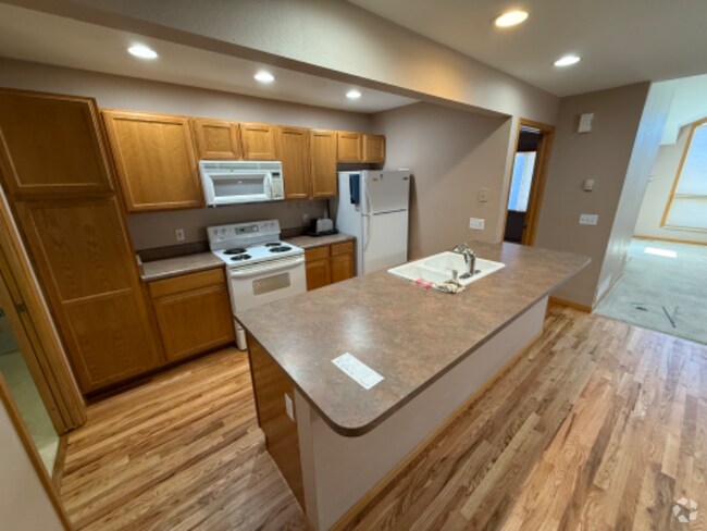 Building Photo - 1500 Raven Cir Rental
