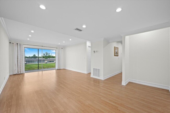 Building Photo - 190 Lake Evelyn Dr Unit 190
