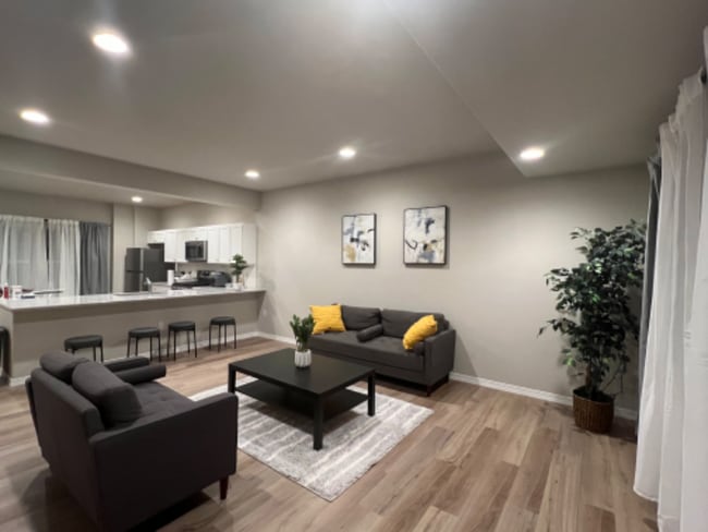 Photo - 5235 Aeroglide Lp