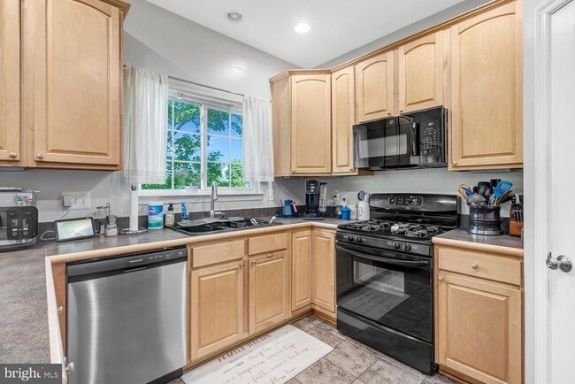 Photo - 8628 Ellesmere Way