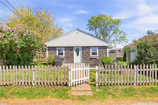 Photo - 272 Riverside St