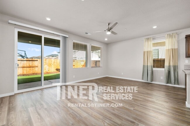 Photo - 4224 Roanne Wy