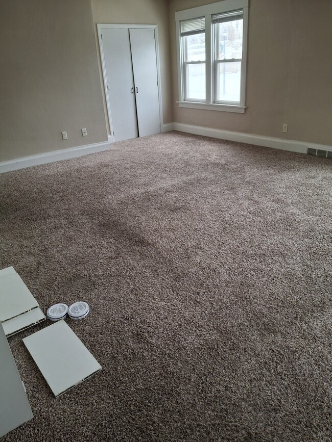 large living room - 125 Kettle Moraine Dr S Unit 125 Upper