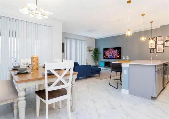 Photo - 984 Leader St