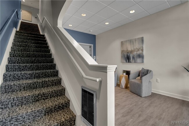 Photo - 5712 Main St