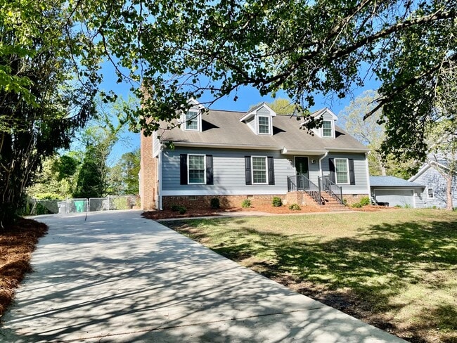 Building Photo - Welcome to view, a charming 4-bedroom, 2-bathroom home located in the heart of Charlotte, NC.
