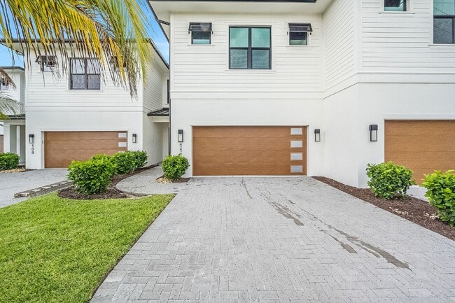 Building Photo - 111 Watson Dr