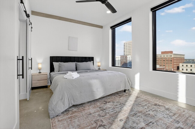 Photo - 100 W 5th St Unidad ID1322458P