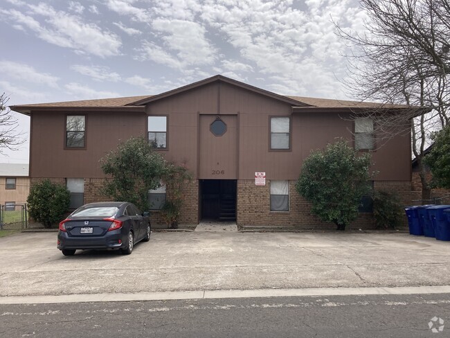 Building Photo - 206 North Dr Unit D Rental