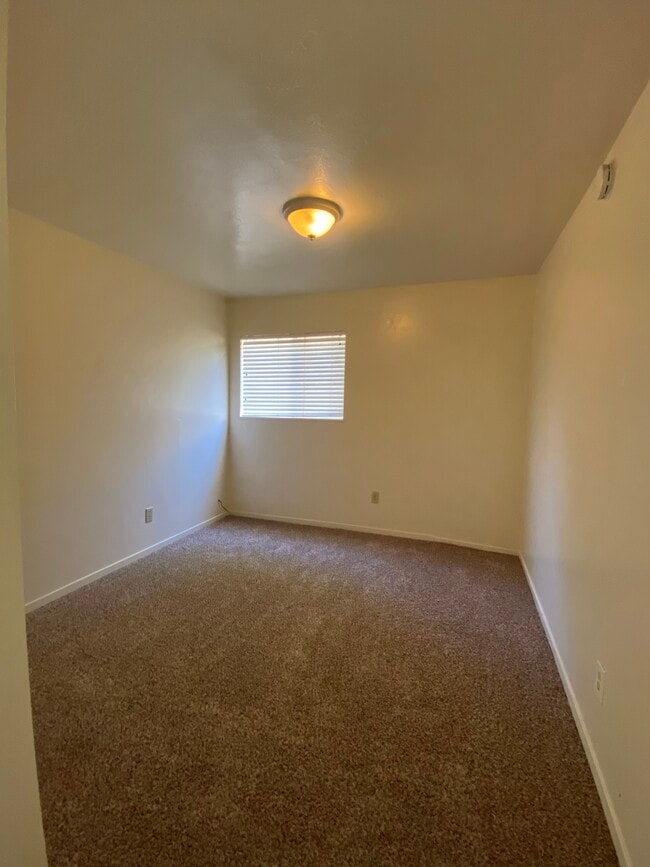885 E 7th Ave