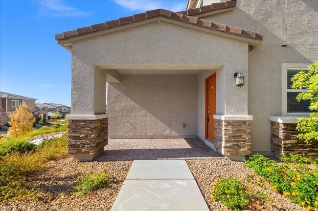 Photo - 4bd End-Unit Gated Townhome with Stylish Finishes
