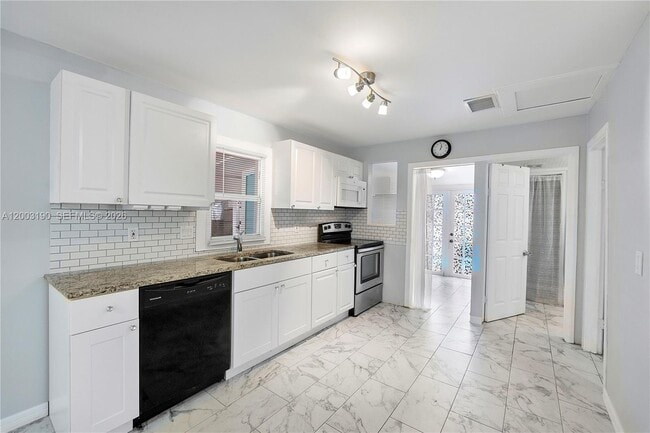 Photo - 901 NE 38th St