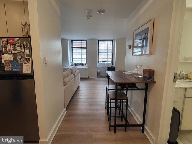 Building Photo - 219 S 18th St Unit 703
