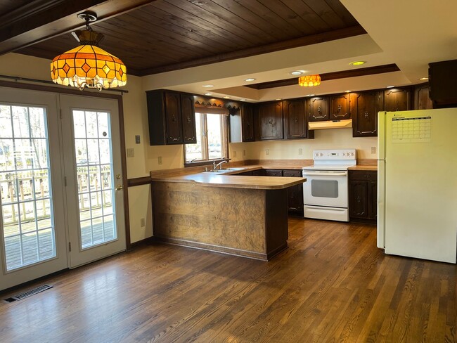 Photo - 300 Pleasants Dr