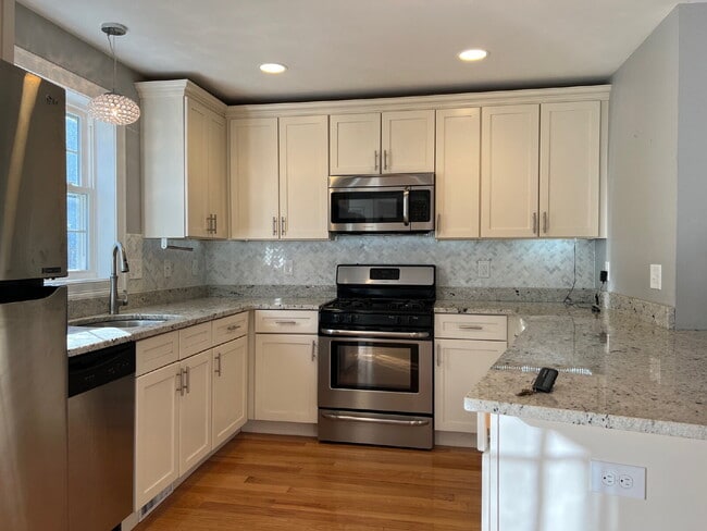 Photo - Gorgeous and newly renovated townhouse-sty... Unit C