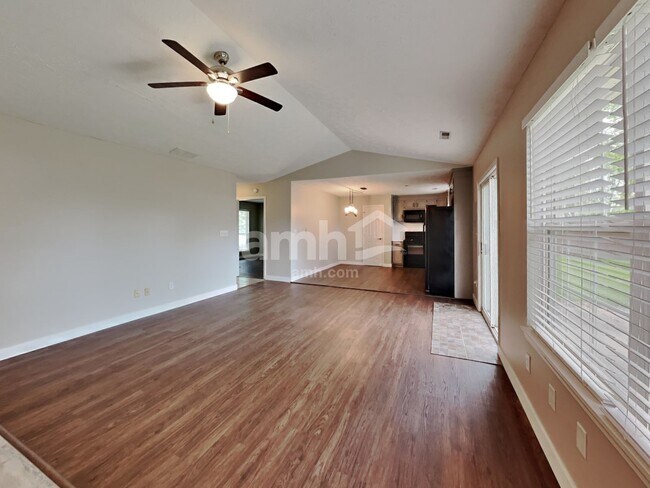 Photo - 656 N Shore Blvd