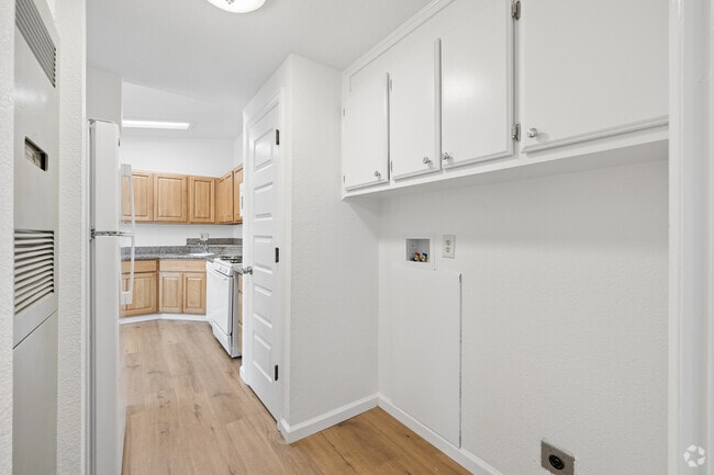 2BR, 2BA - 1140SF - Laundry