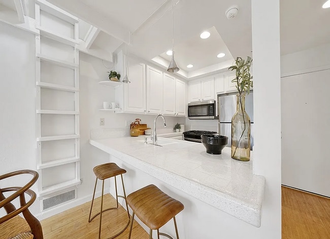 Building Photo - Unit 204 Unit 204