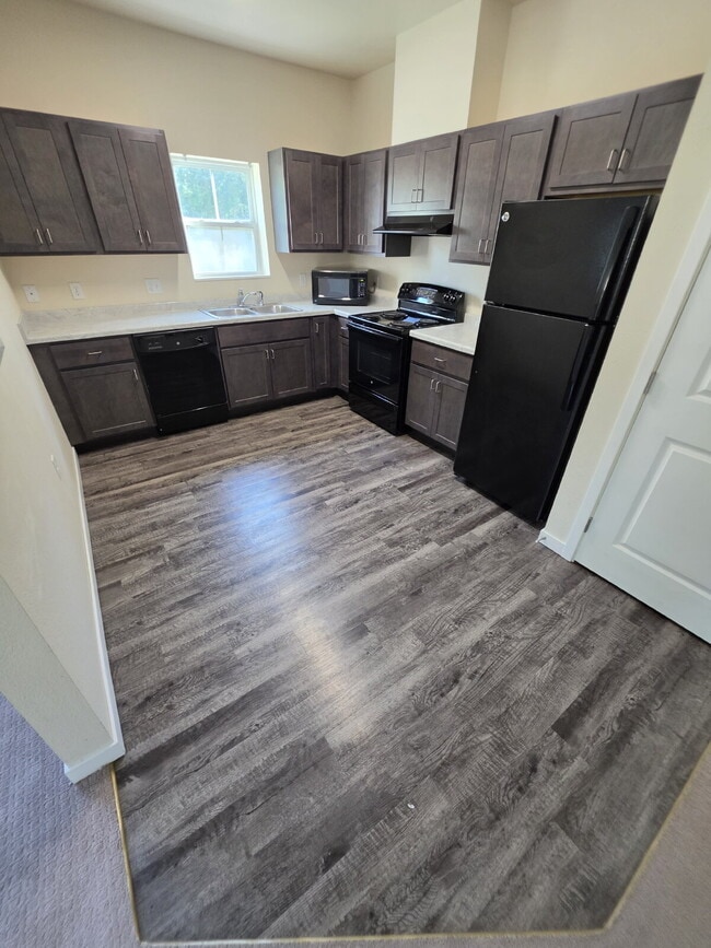 2 Bedroom | 1 Bathroom 2nd Floor Apartment Available RIGHT NOW!