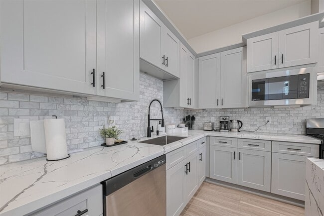 Photo - 2909 Nagle St