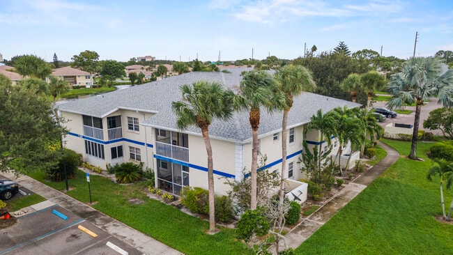 Building Photo - 1507 SE Royal Green Cir Unit T203